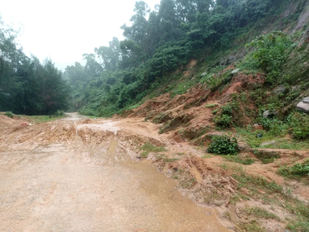 Bùn đất tràn xuống lòng đường khiến các phương tiện qua lại gặp khó khăn