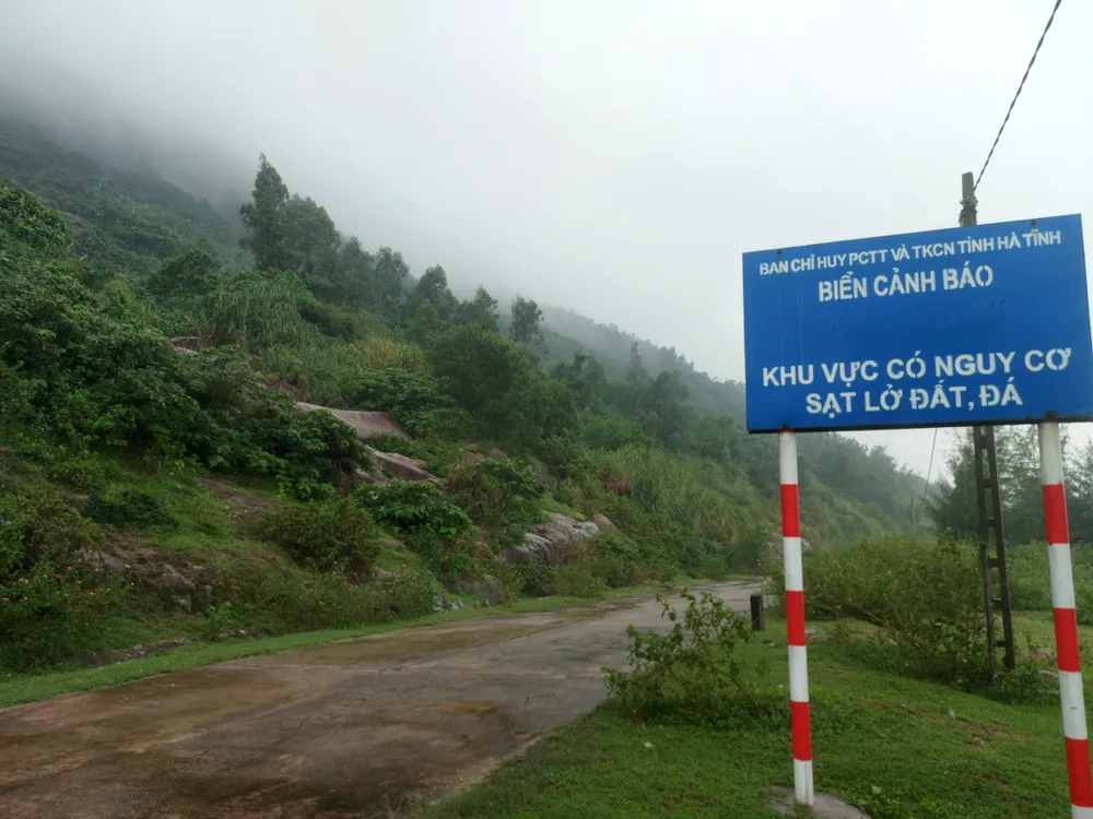 Biển cảnh báo khu vực có nguy cơ sạt lở đất, đá