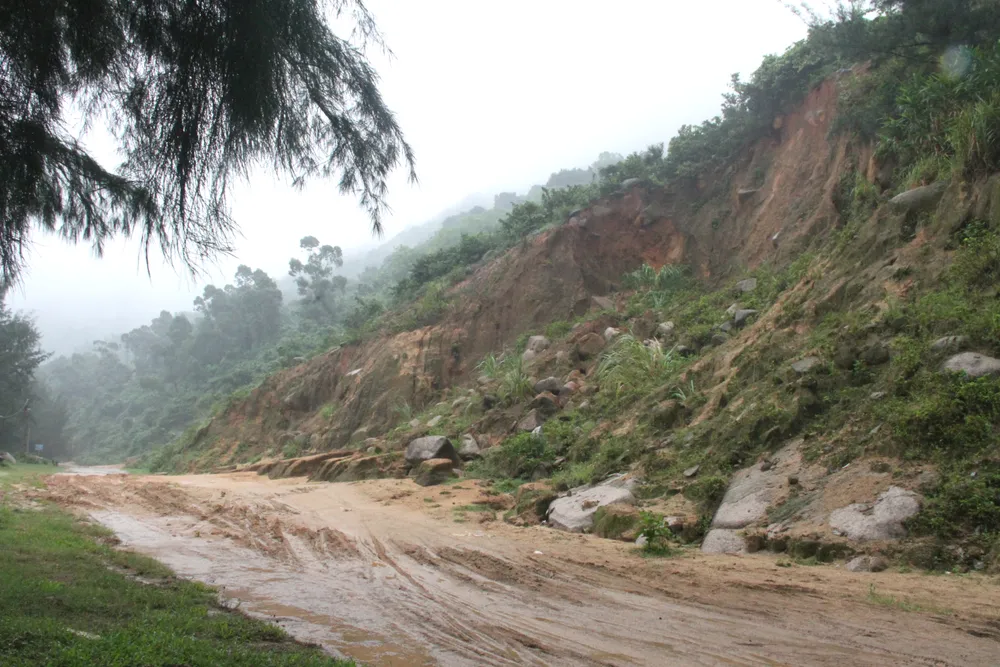 Nhiều đất, đá cheo leo trên vách núi cao chờ sạt lở xuống đường