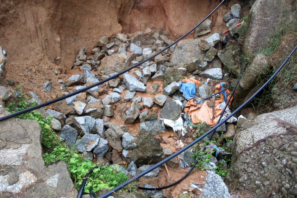 Nhiều khối đá bị cuốn sập xuống hố sâu