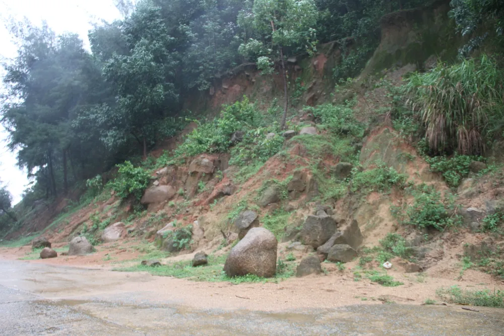 Đất, đá tràn xuống lòng đường