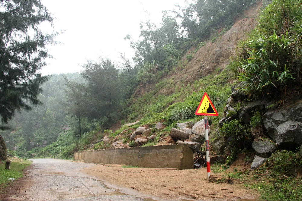 Đất, đá nguy cơ sạt lở trên đường về mùa mưa rất cao