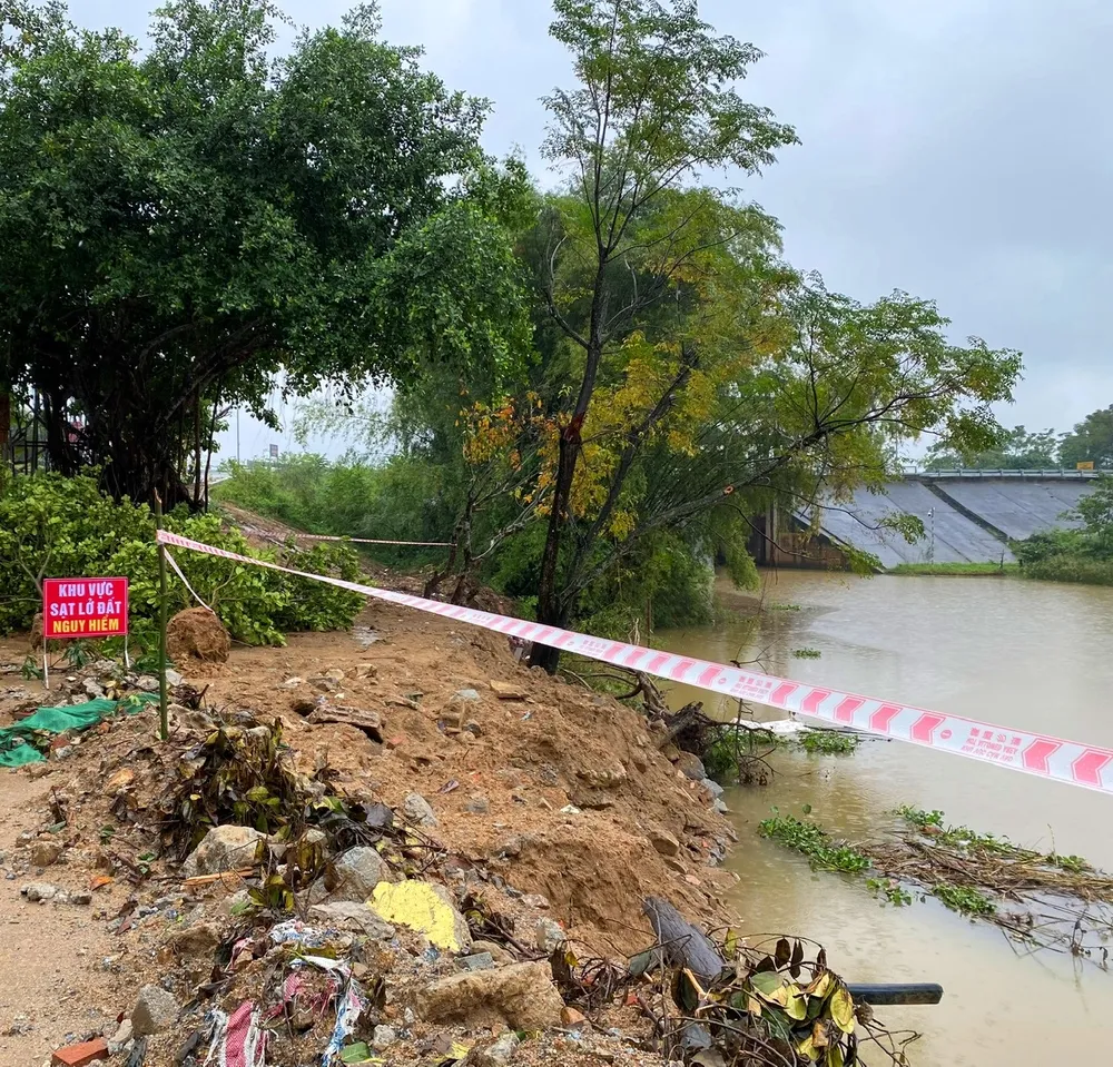 Chăng dây cảnh báo khu vực sạt lở đất nguy hiểm