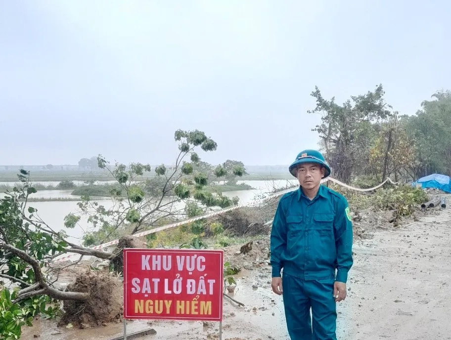 Lực lượng dân quân tự vệ trực gác gần khu vực xảy ra sạt lở