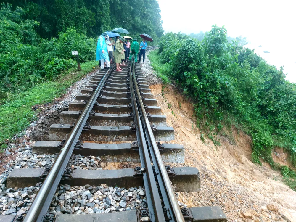Đường sắt nằm cheo leo trên vị trí sạt lở