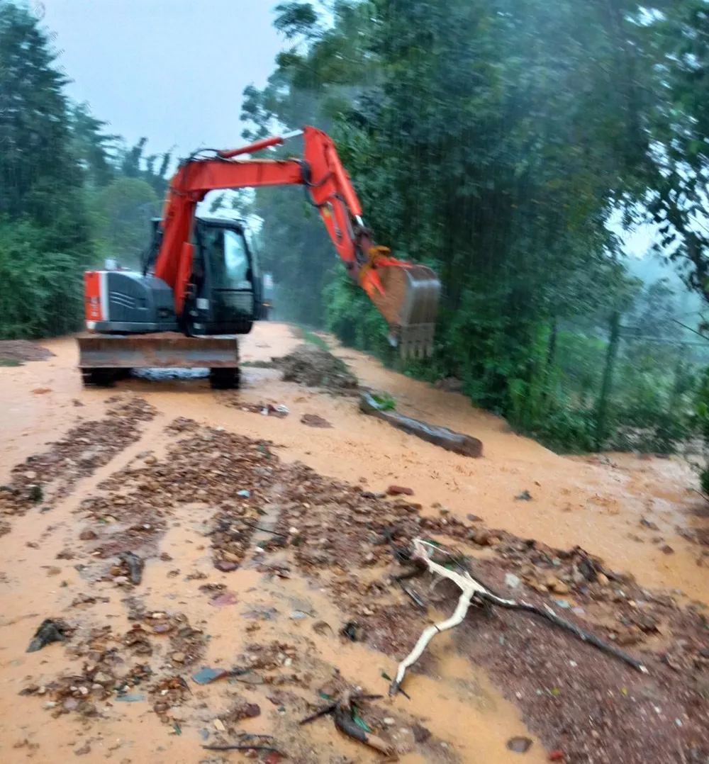 Nhiều tuyến đường bị sạt lở đất đá
