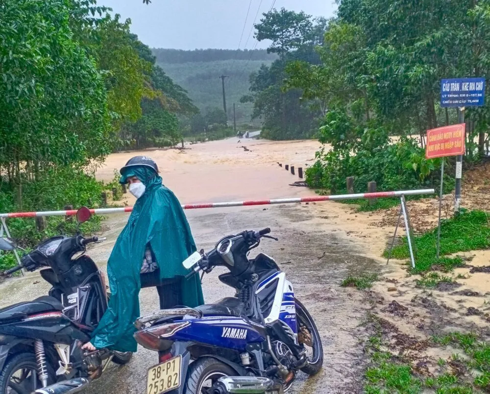 Lực lượng chức năng lập rào chắn khu vực đường ngập sâu, nguy hiểm