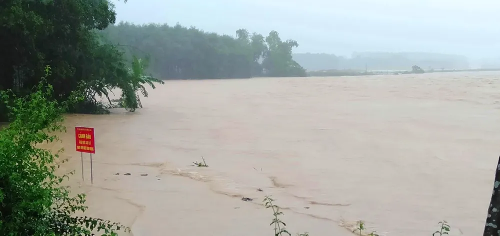 Cầu tràn bắc qua sông Ngàn Sâu ngập sâu, bản Rào Tre bị chia cắt