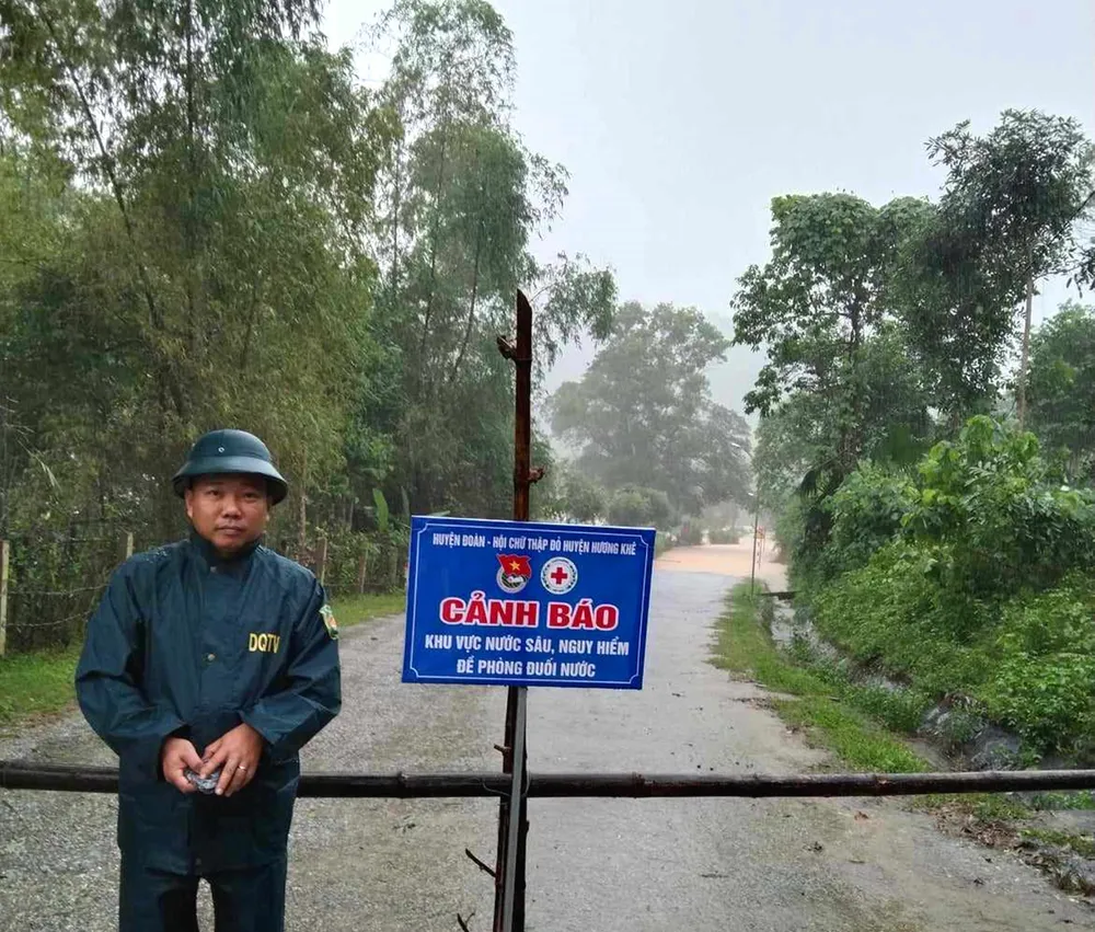 Lực lượng chức năng lập rào chắn, biển cảnh báo nước sâu, nguy hiểm ở huyện Hương Khê