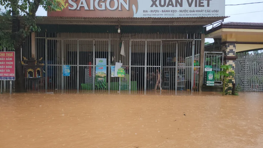 Nhà dân bên quốc lộ 15A cũng bị ngập nước