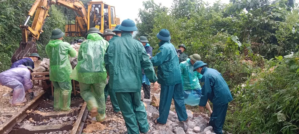 Các lực lượng nỗ lực làm việc khắc phục sạt lở đường sắt