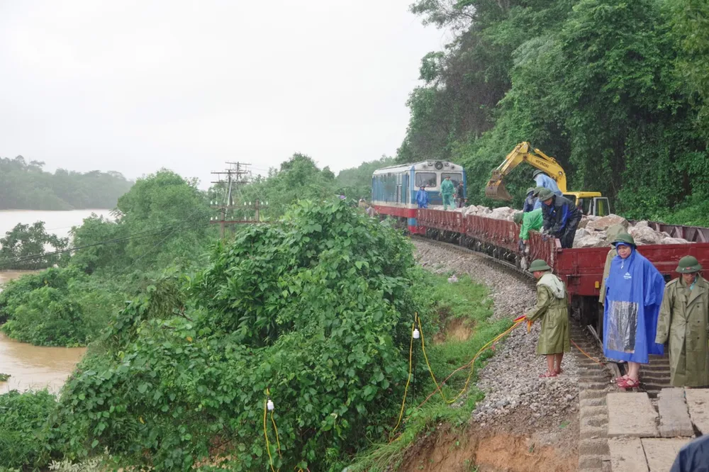 Các lực lượng nỗ lực làm việc khắc phục sạt lở đường sắt
