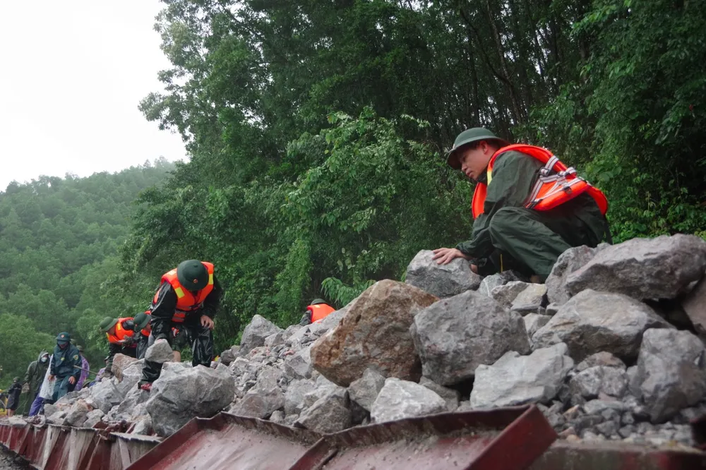 Các lực lượng nỗ lực làm việc khắc phục sạt lở đường sắt