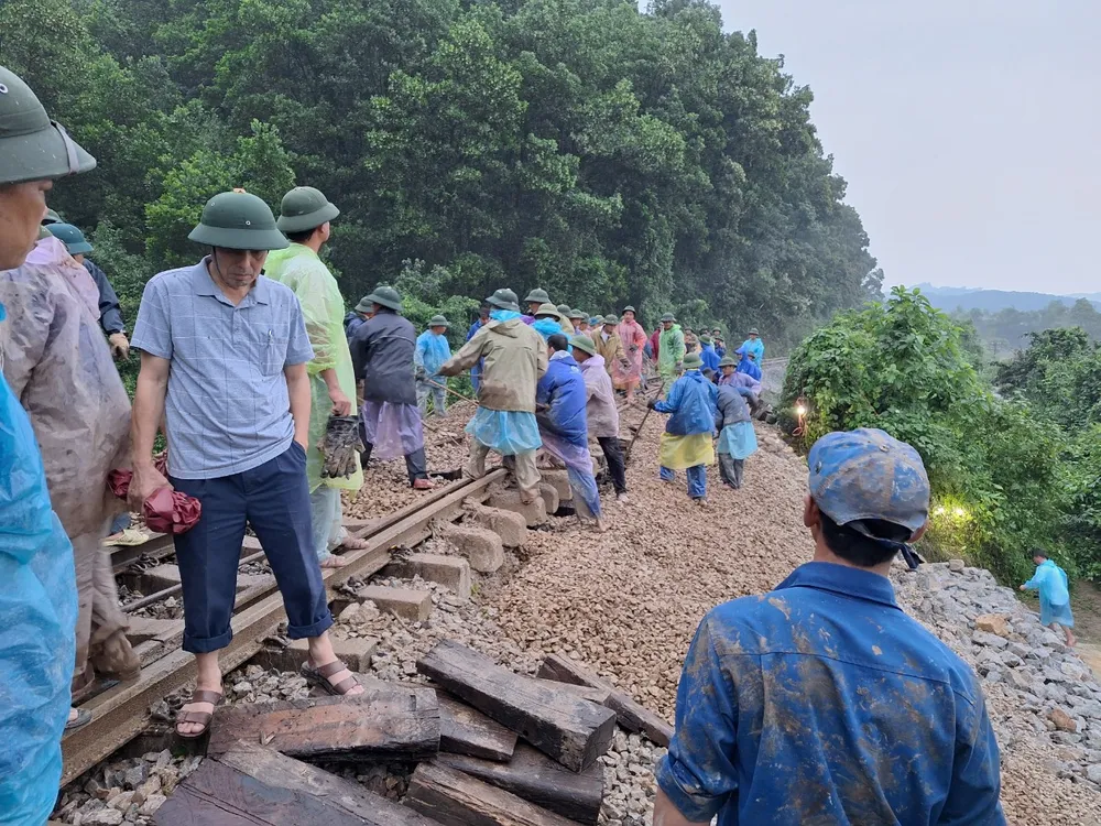 Các lực lượng nỗ lực làm việc khắc phục sạt lở đường sắt
