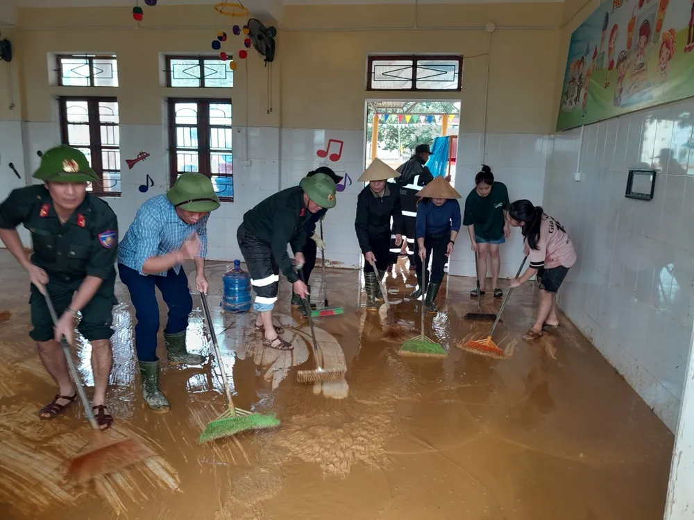 Dọn dẹp vệ sinh sau mưa lũ ở Trường Tiểu học Hương Thủy, huyện Hương Khê