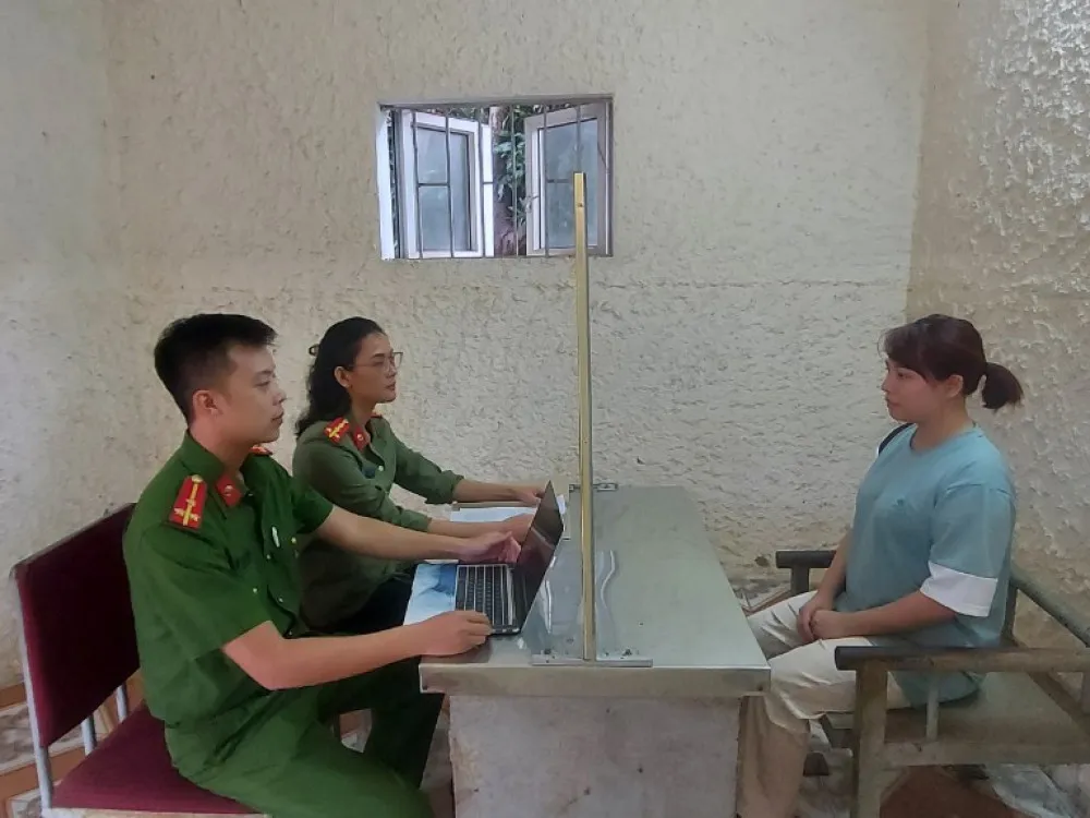 Cơ quan điều tra lấy lời khai đối tượng Nguyễn Thị Thắm. Ảnh: Công an Hà Tĩnh Cơ quan điều tra lấy lời khai đối tượng Nguyễn Thị Thắm. Ảnh: Công an Hà Tĩnh