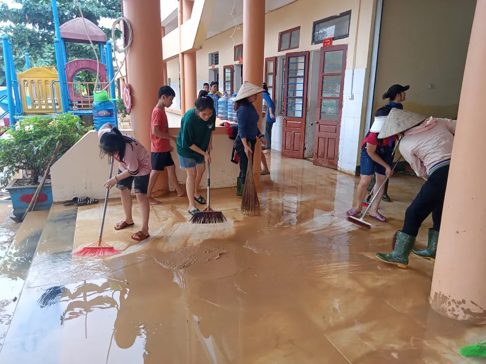 Dọn dẹp vệ sinh tại Trường Mầm non Hương Thủy sau mưa lũ