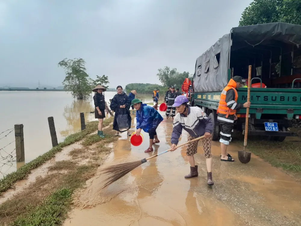 Dọn dẹp vệ sinh môi trường sau mưa lũ