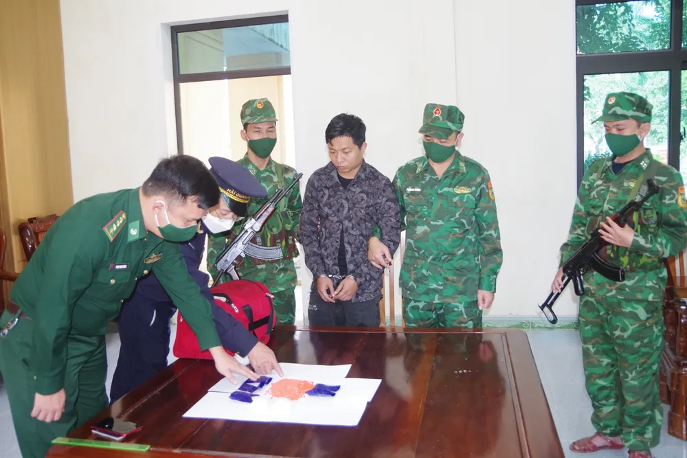 Đối tượng Lê Anh Tuấn cùng tang vật Đối tượng Lê Anh Tuấn cùng tang vật