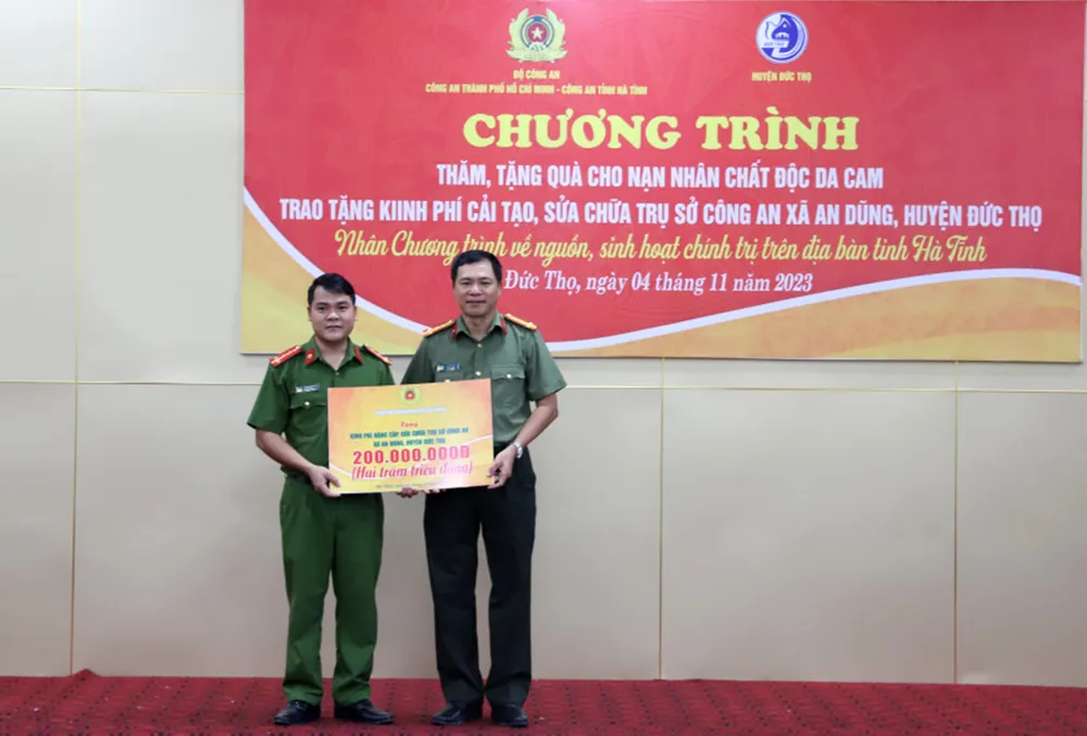 Công an TPHCM trao tặng Công an huyện Đức Thọ 200 triệu đồng Công an TPHCM trao tặng Công an huyện Đức Thọ 200 triệu đồng