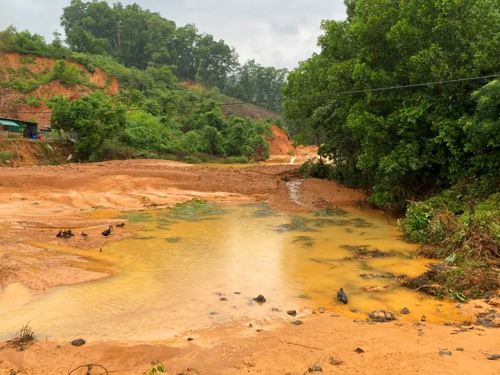 Hàng ngàn khối đất, đá vùi lấp đất sản xuất sau sự cố vỡ đập Tắt