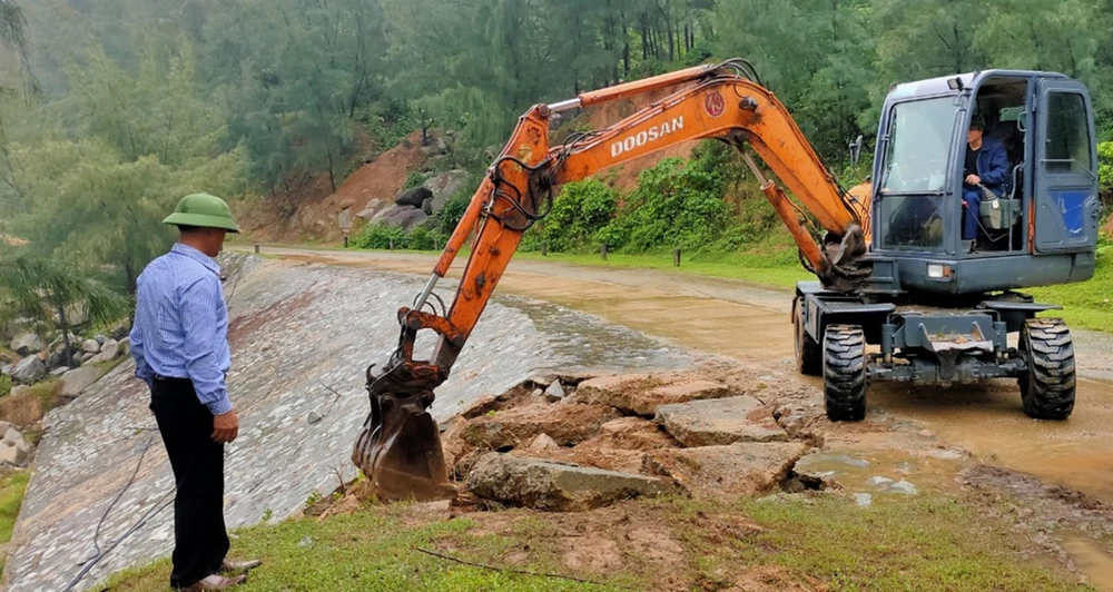 San lấp "hố tử thần" trên đường quốc phòng ven biển Cẩm Lĩnh - Kỳ Xuân