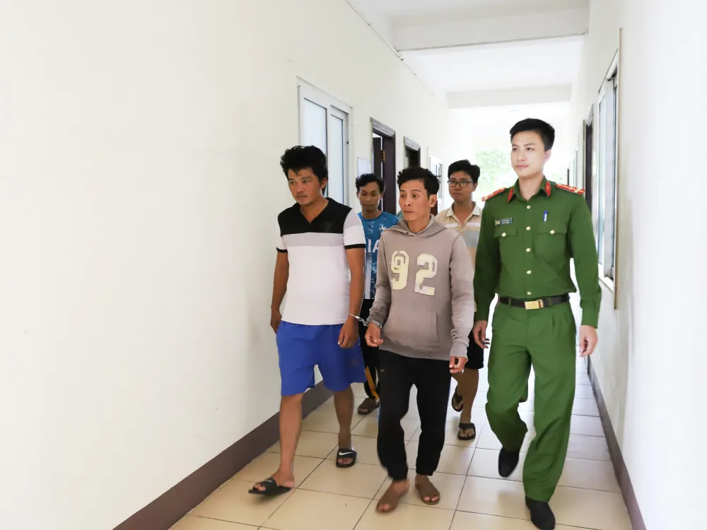 Cơ quan công an dẫn giải các đối tượng Cơ quan công an dẫn giải các đối tượng