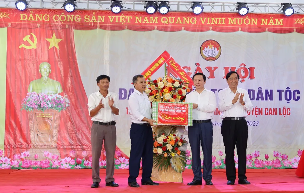 Phó Thủ tướng Chính phủ Trần Hồng Hà và Chủ tịch Hội Người cao tuổi Việt Nam Nguyễn Thanh Bình tặng hoa, quà chúc mừng thôn Hạ Triều Phó Thủ tướng Chính phủ Trần Hồng Hà và Chủ tịch Hội Người cao tuổi Việt Nam Nguyễn Thanh Bình tặng hoa, quà chúc mừng thôn Hạ Triều