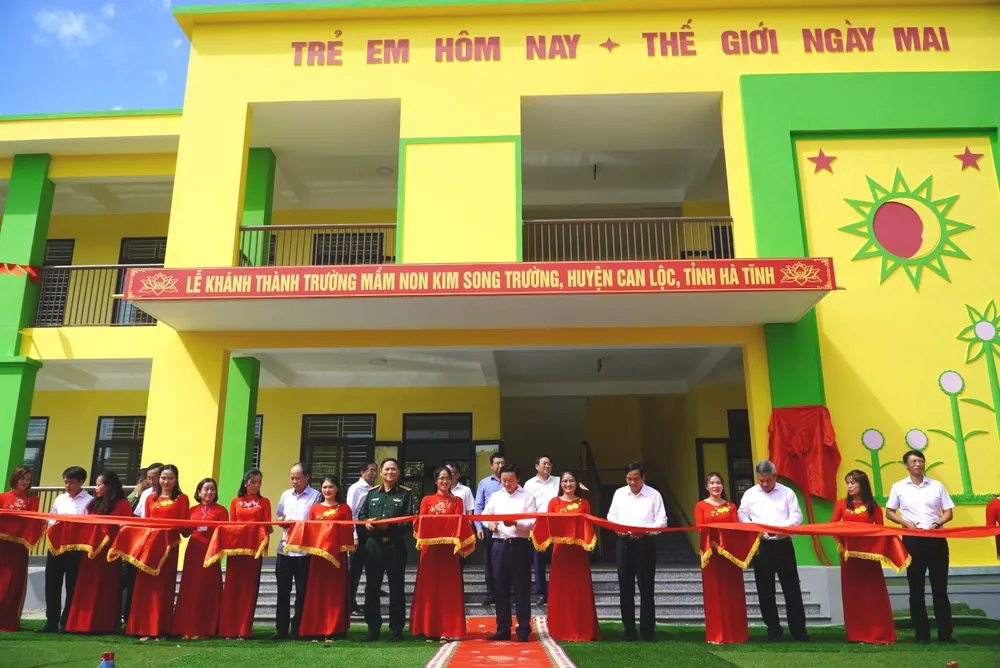 Phó Thủ tướng Chính phủ Trần Hồng Hà và các đại biểu cắt băng khánh thành Trường Mầm non Kim Song Trường Phó Thủ tướng Chính phủ Trần Hồng Hà và các đại biểu cắt băng khánh thành Trường Mầm non Kim Song Trường