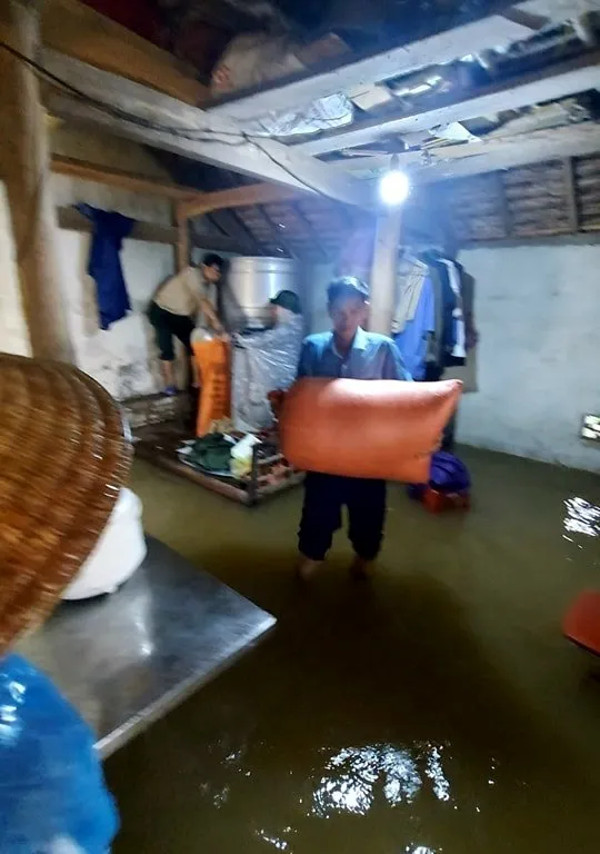 Người dân ở huyện Can Lộc di dời tài sản lên cao