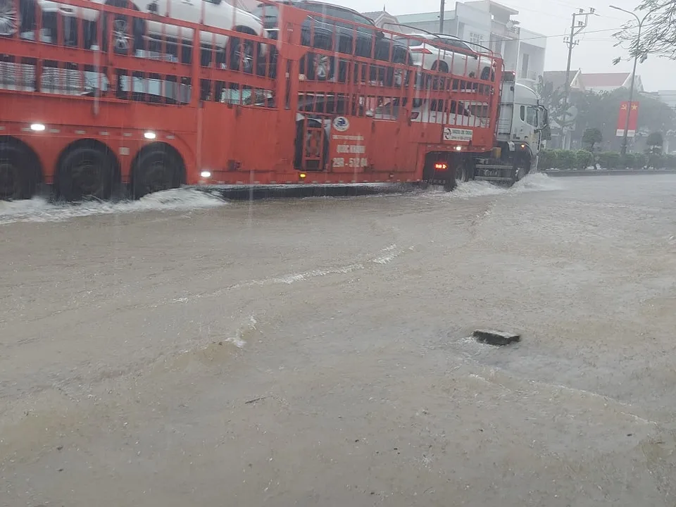 Quốc lộ 1A qua thị trấn Nghèn (huyện Can Lộc, Hà Tĩnh) bị ngập cục bộ