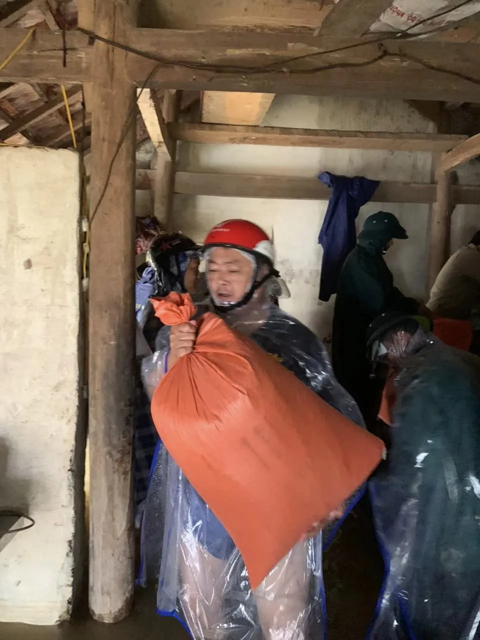 Người dân ở huyện Can Lộc di dời tài sản lên cao