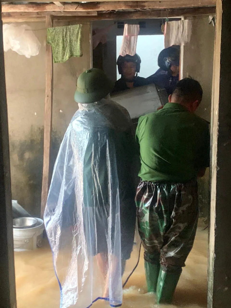 Lực lượng chức năng giúp người dân ở huyện Can Lộc di dời tài sản lên cao