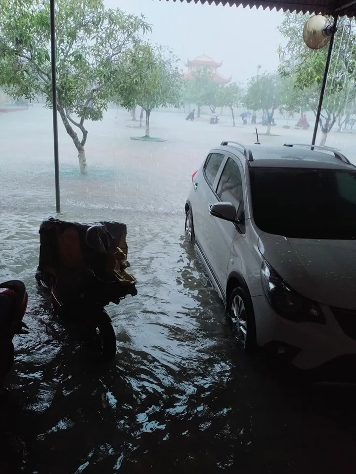 Nước ngập cục bộ tại trường học ở huyện Can Lộc