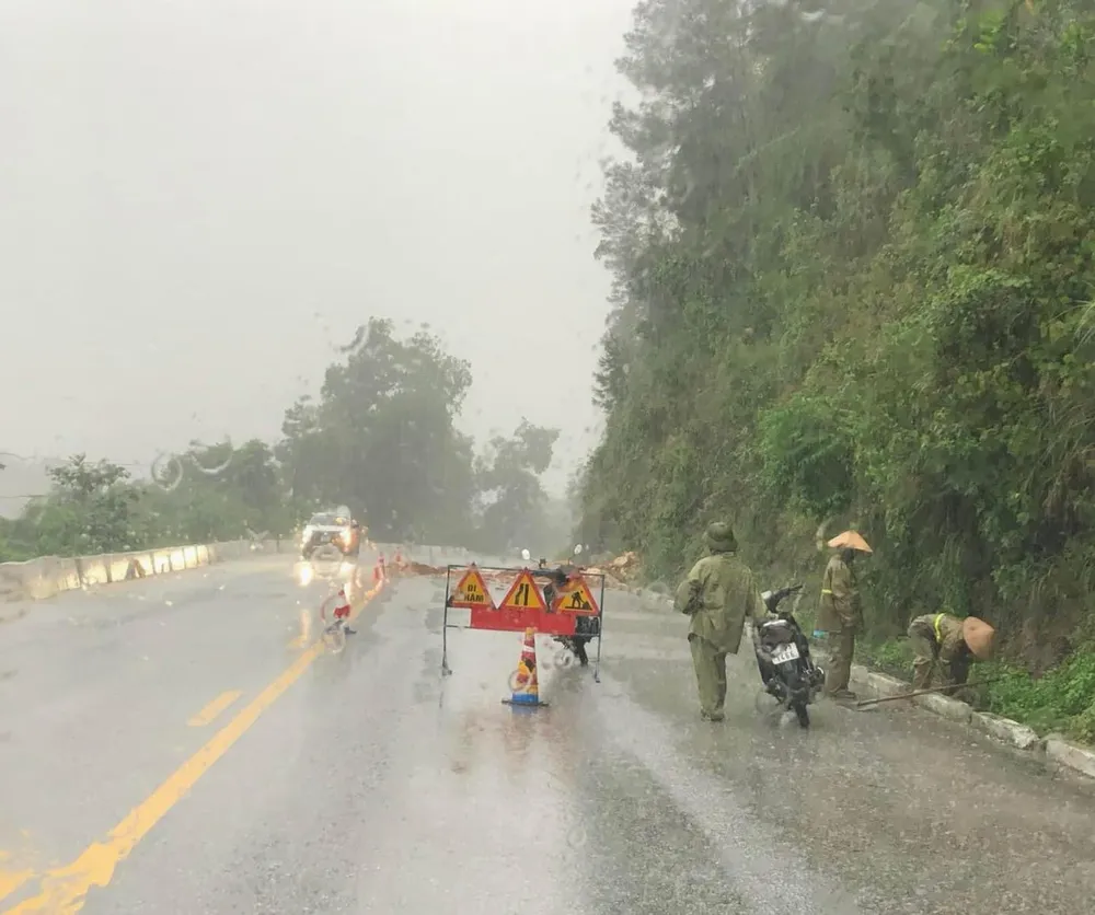 Lực lượng chức năng lập biển cảnh báo khu vực đầu điểm sạt lở trên Quốc lộ 8A