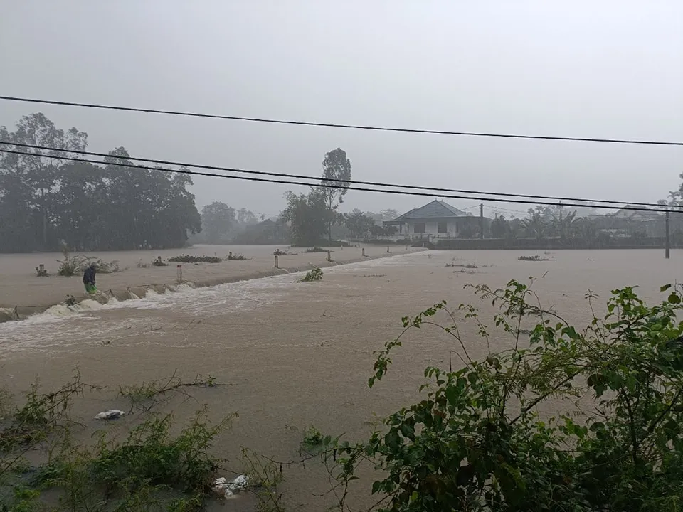 Mưa lớn khiến nhiều đường giao thông bị ngập cục bộ ở huyện Can Lộc