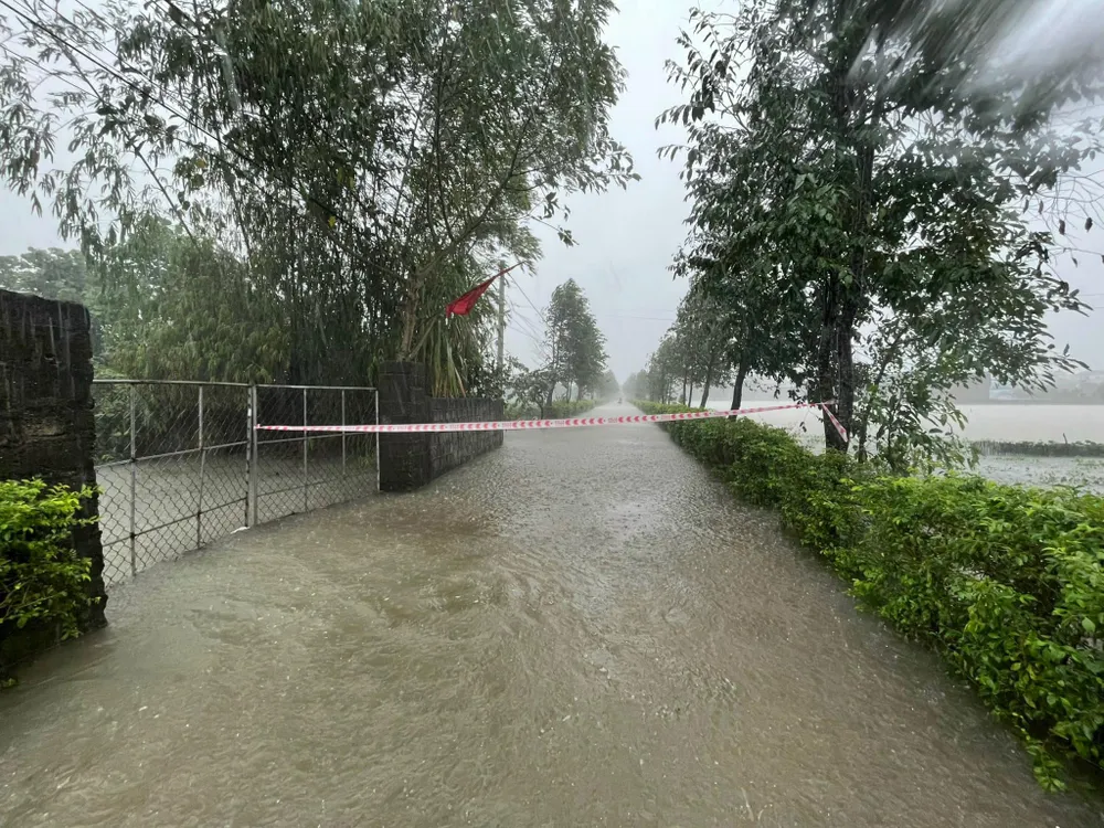 Một số đường giao thông ở xã Ích Hậu (huyện Lộc Hà, Hà Tĩnh) bị ngập cục bộ, để đảm bảo an toàn, công an xã đã kéo băng cảnh báo