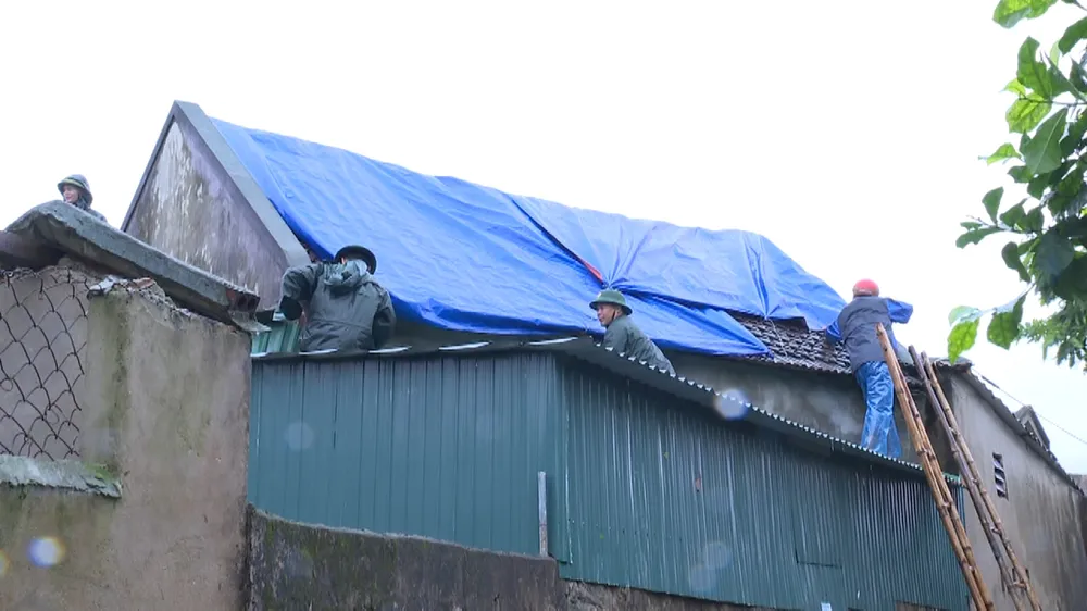 Cán bộ, chiến sĩ giúp dân khắc phục hậu quả lốc xoáy Cán bộ, chiến sĩ giúp dân khắc phục hậu quả lốc xoáy