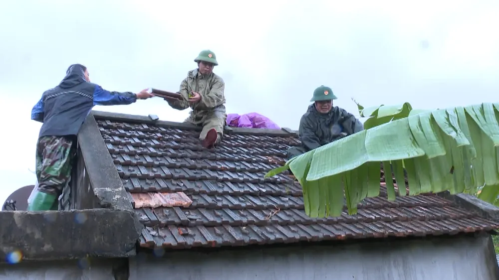 Cán bộ, chiến sĩ lợp mái ngói cho hộ dân bị thiệt hại do lốc xoáy Cán bộ, chiến sĩ lợp mái ngói cho hộ dân bị thiệt hại do lốc xoáy