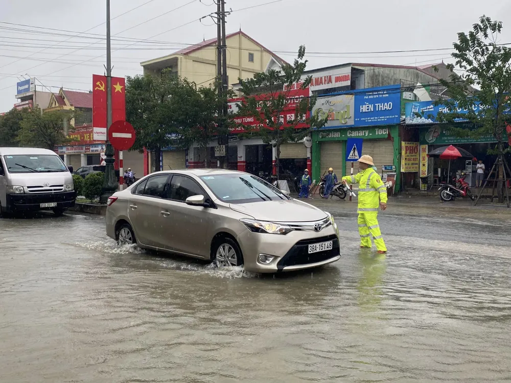 Lực lượng Công an Hà Tĩnh phân luồng giao thông khu vực Quốc lộ 1A qua thị trấn Nghèn (huyện Can Lộc)