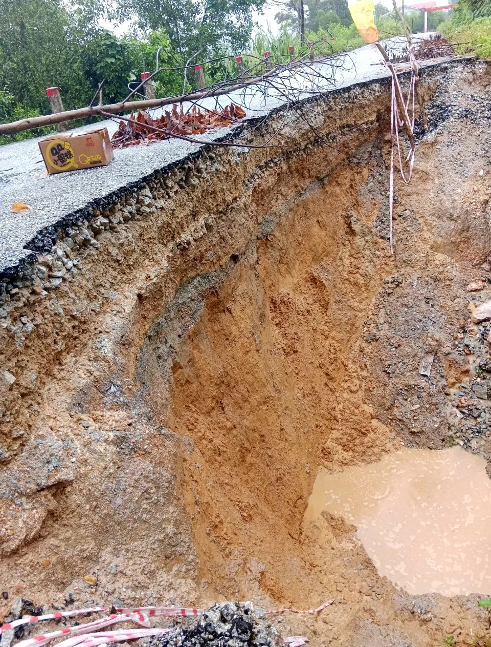 Hiện trường đường bị sạt lở nghiêm trọng Hiện trường đường bị sạt lở nghiêm trọng