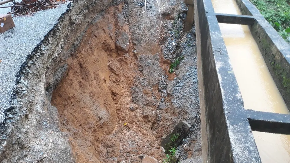 Vị trí sạt lở nằm cạnh kênh dẫn nước Vị trí sạt lở nằm cạnh kênh dẫn nước