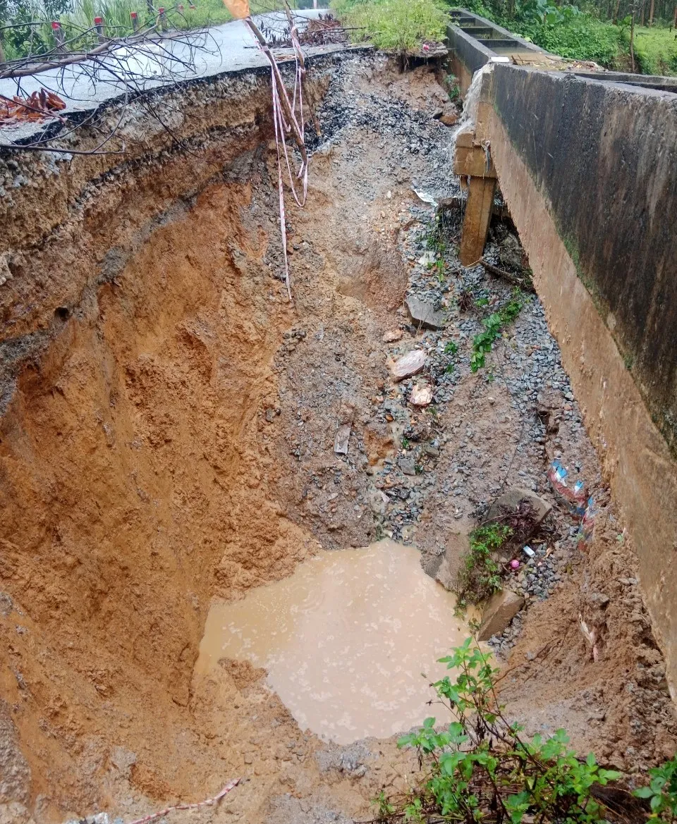 Độ sâu sạt lở từ mặt đường xuống khoảng 6m-7m Độ sâu sạt lở từ mặt đường xuống khoảng 6m-7m