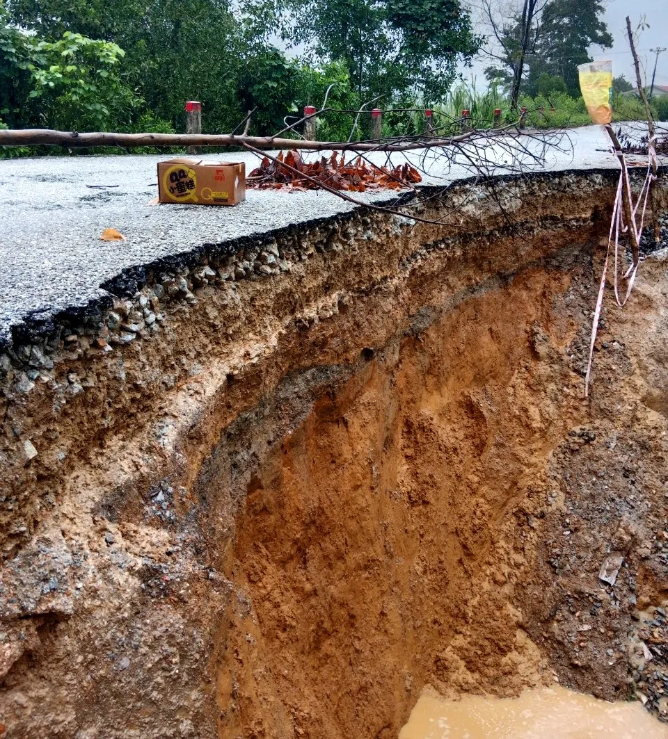 Tình trạng sạt lở lòng đường tiếp tục lan rộng Tình trạng sạt lở lòng đường tiếp tục lan rộng