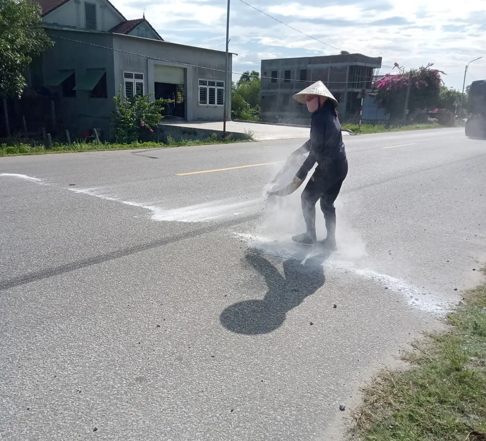 Rải vôi bột ở địa bàn có dịch tả heo châu Phi ở xã Cẩm Dương