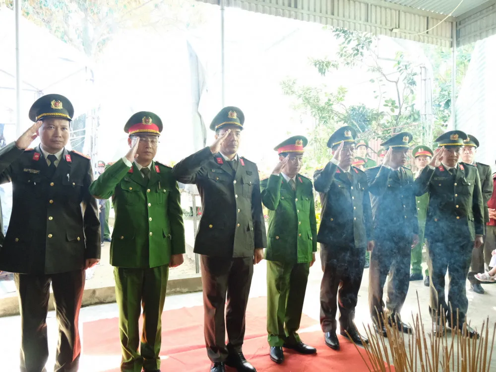 Lão đạo Công an tỉnh Hà Tĩnh làm lễ viếng đồng chí Đại úy Trần Trung Hiếu, cán bộ Công an xã Xuân Hồng hy sinh trong lúc làm nhiệm vụ. (Ảnh: Công an Hà Tĩnh) Lão đạo Công an tỉnh Hà Tĩnh làm lễ viếng đồng chí Đại úy Trần Trung Hiếu, cán bộ Công an xã Xuân Hồng hy sinh trong lúc làm nhiệm vụ. (Ảnh: Công an Hà Tĩnh)