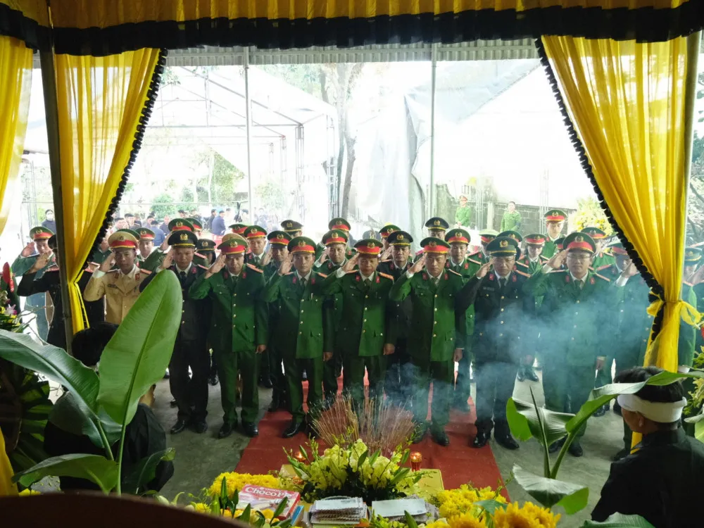 Đại úy Trần Trung Hiếu ra đi trong niềm xót thương vô hạn của gia đình và đồng đội. (Ảnh: Công an Hà Tĩnh) Đại úy Trần Trung Hiếu ra đi trong niềm xót thương vô hạn của gia đình và đồng đội. (Ảnh: Công an Hà Tĩnh)
