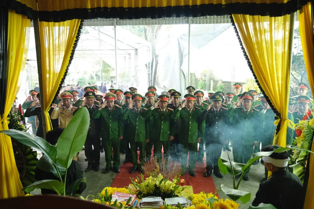 Đồng đội tiễn biệt đồng chí Trần Trung Hiếu