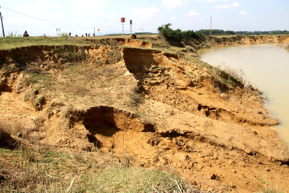Sạt lở lan rộng vào đất sản xuất của người dân