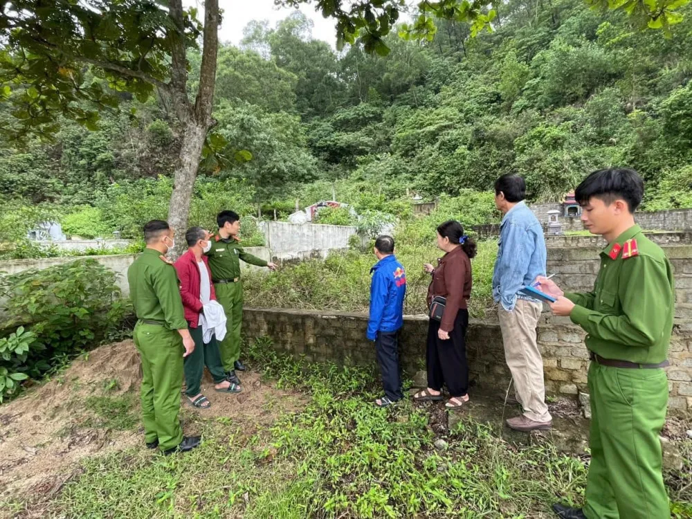 Đất tại khu vực nghĩa trang. Ảnh: Công an Hà Tĩnh Đất tại khu vực nghĩa trang. Ảnh: Công an Hà Tĩnh